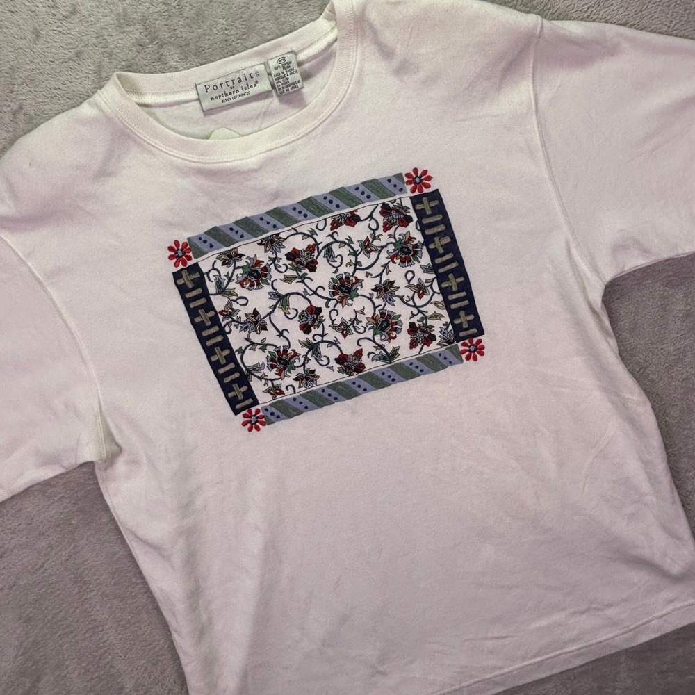 Portraits by Northern Isles Women Tee M White Embroidered Floral Shoulder Pads‎